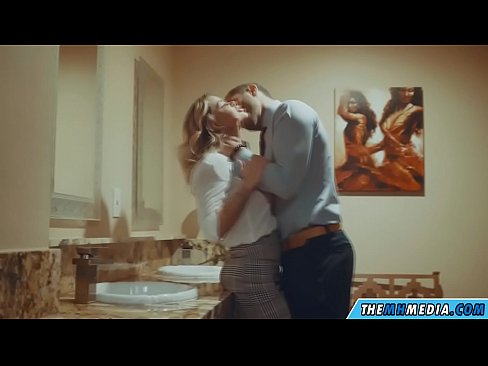 ❤️ Kiam belplena blondulo delogas vin en publika necesejo ☑ Malĉasuloj ĉe eo.pornosexphoto.ru ❌️